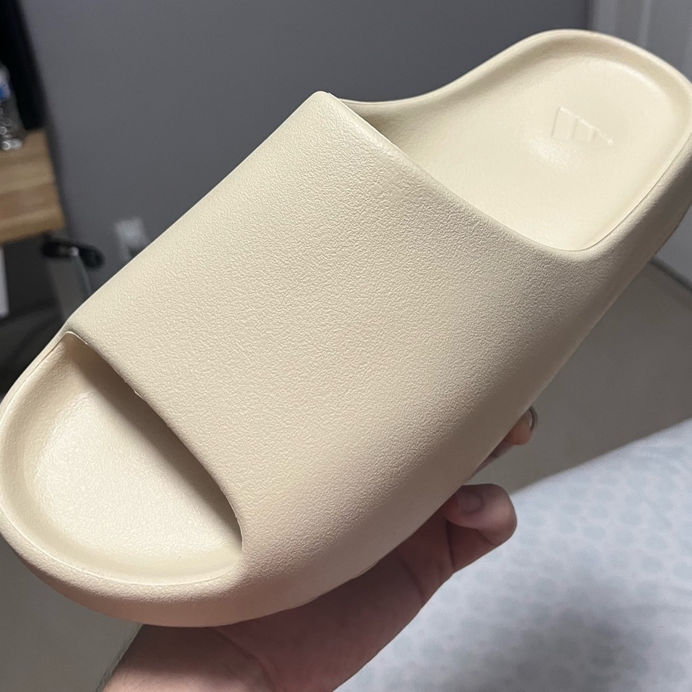 Yeezy Slide “Bone” size 10 “2022 restock”
